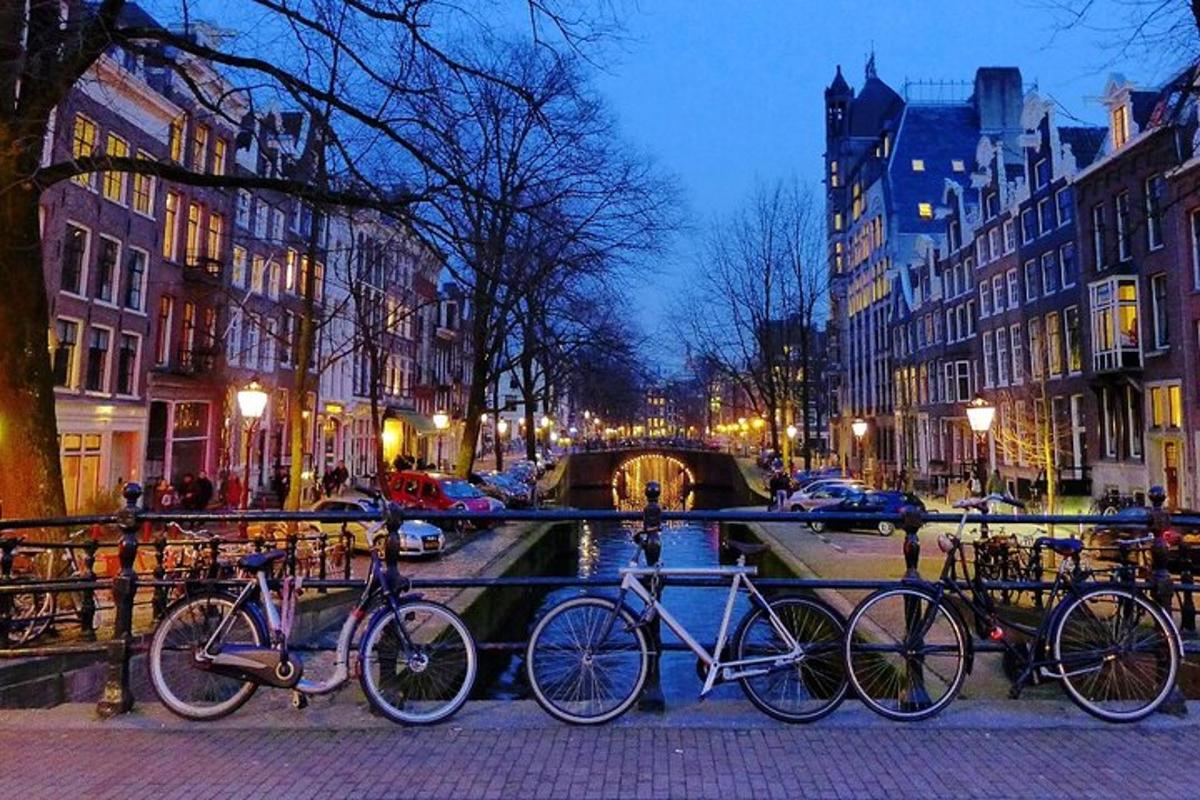 Un grupo de bicicletas estacionadas junto a un puente