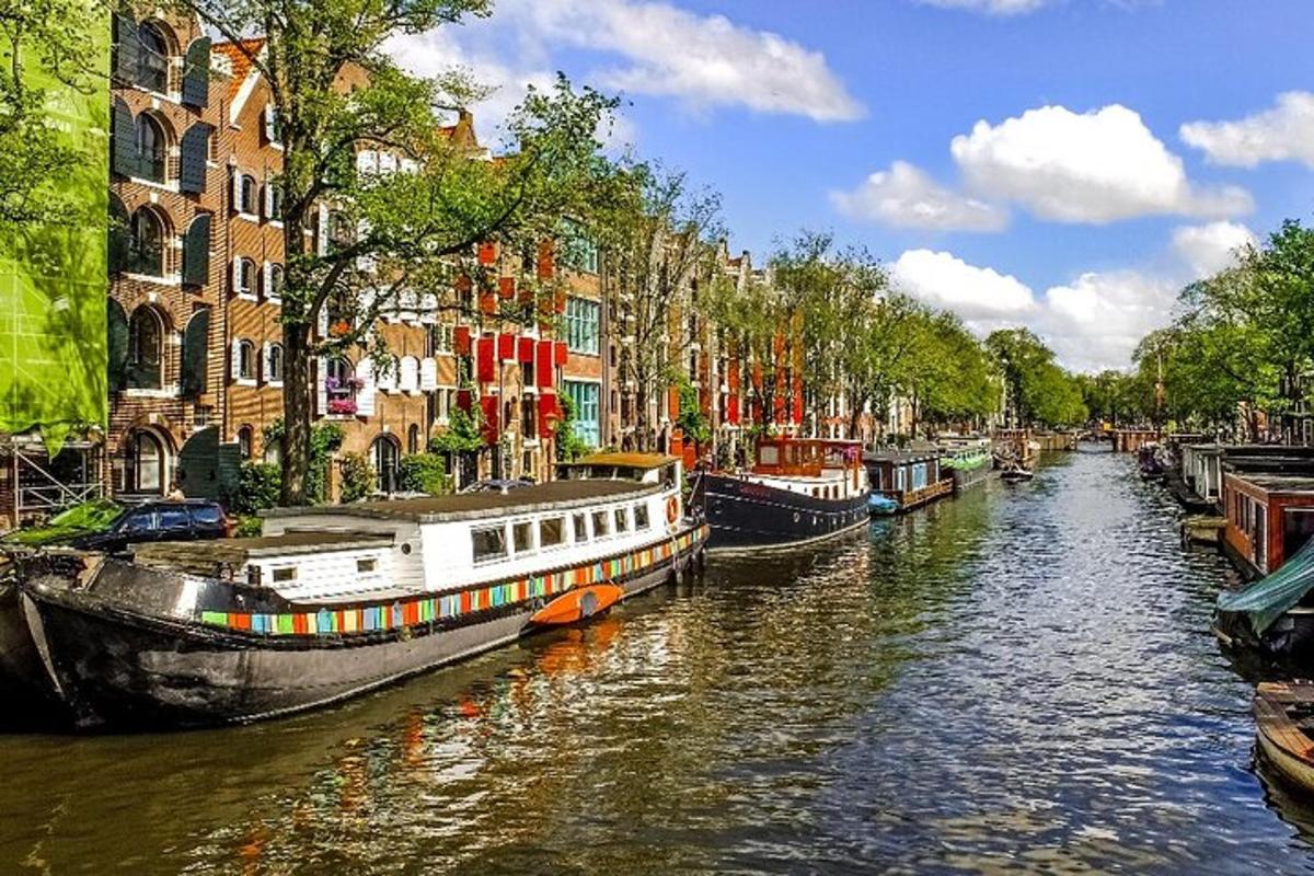 Un grupo de barcos atracados en un canal con edificios.
