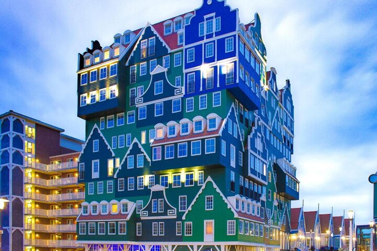 Un edificio alto con muchas ventanas a los lados.