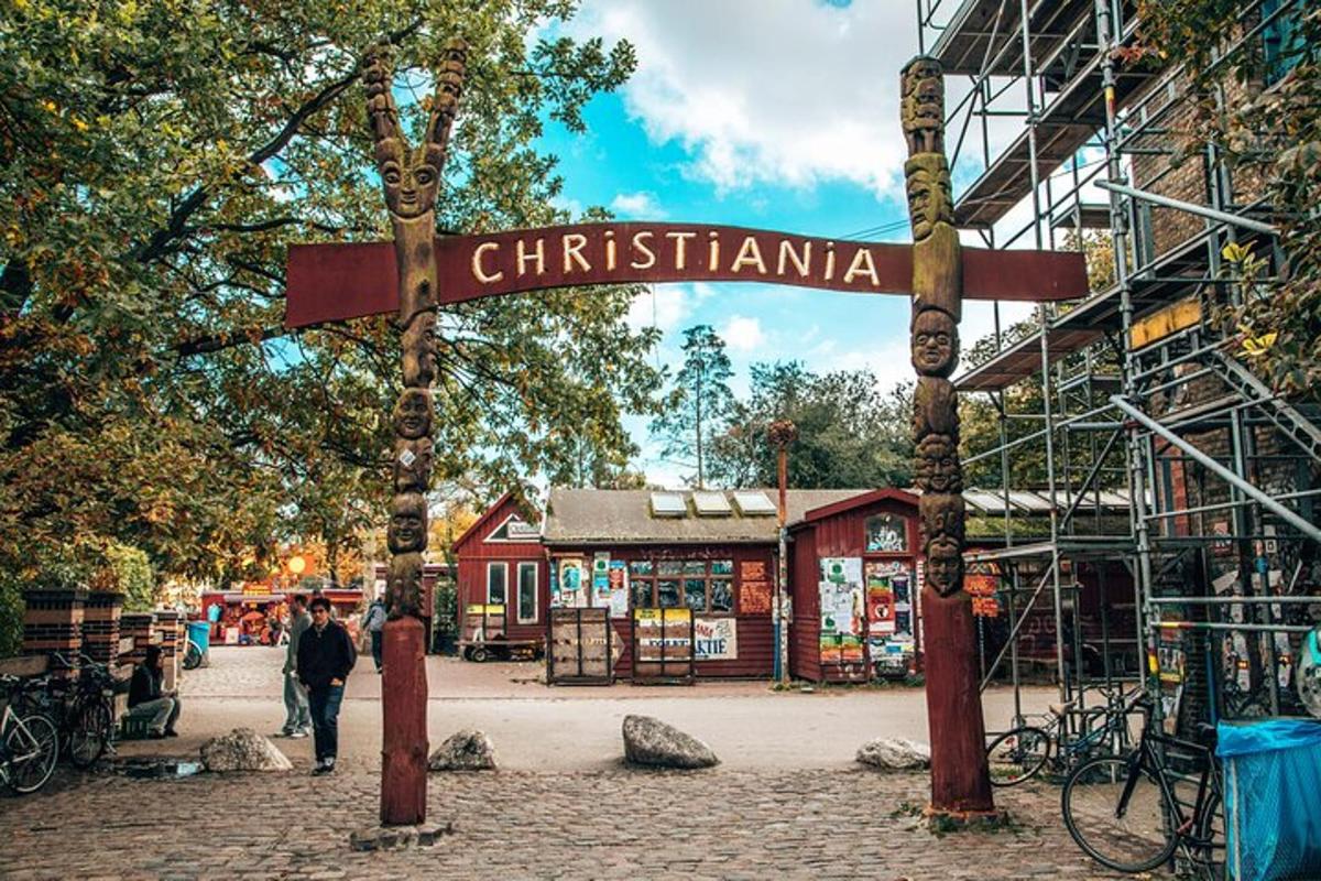 un cartello con la scritta "christmasiana" su una strada