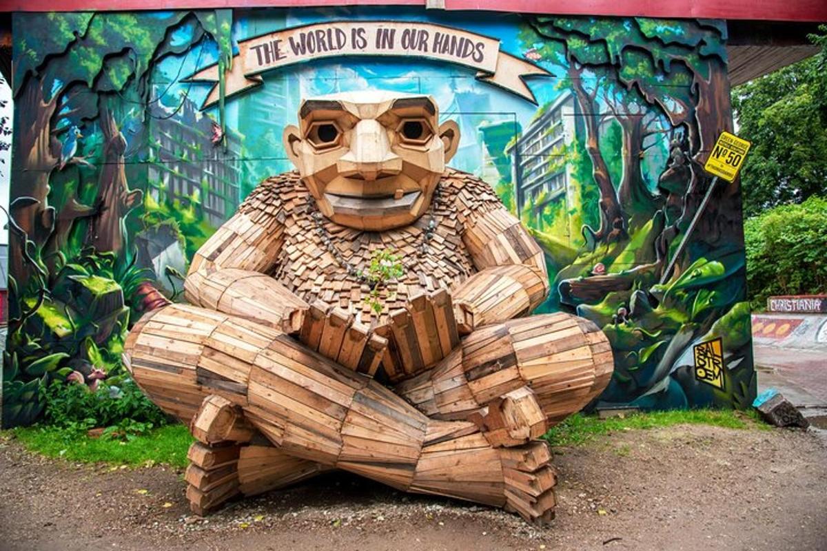 una statua del ricevitore degli indiani Aveland davanti a un muro