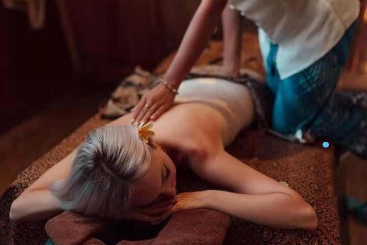 žena ležící na podlaze s hlavou na zádech