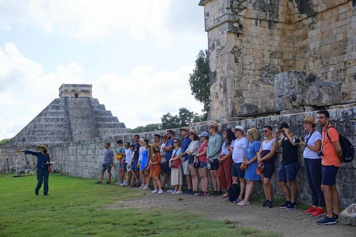 um grupo de pessoas em pé em frente a uma parede
