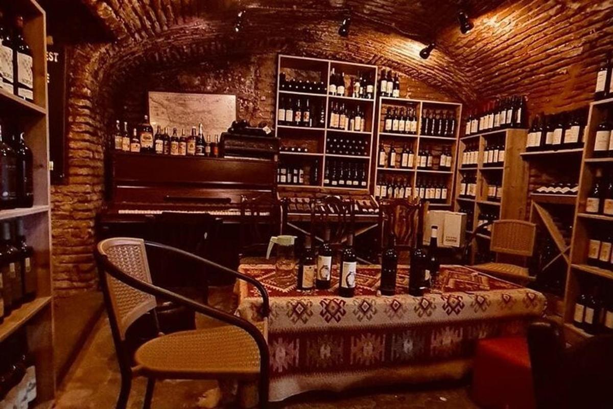 eine Bar mit einem Tisch und einem Klavier in einem Raum