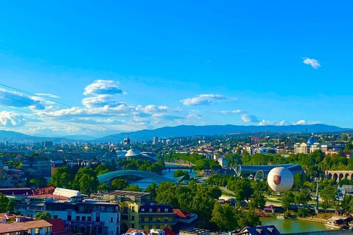 ein Heißluftballon, der über eine Stadt fliegt