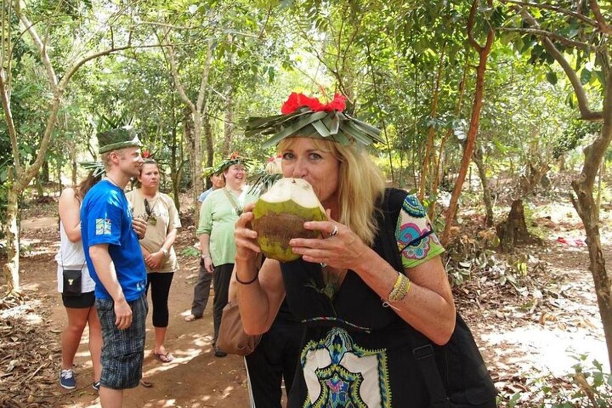žena jí sendvič v lese