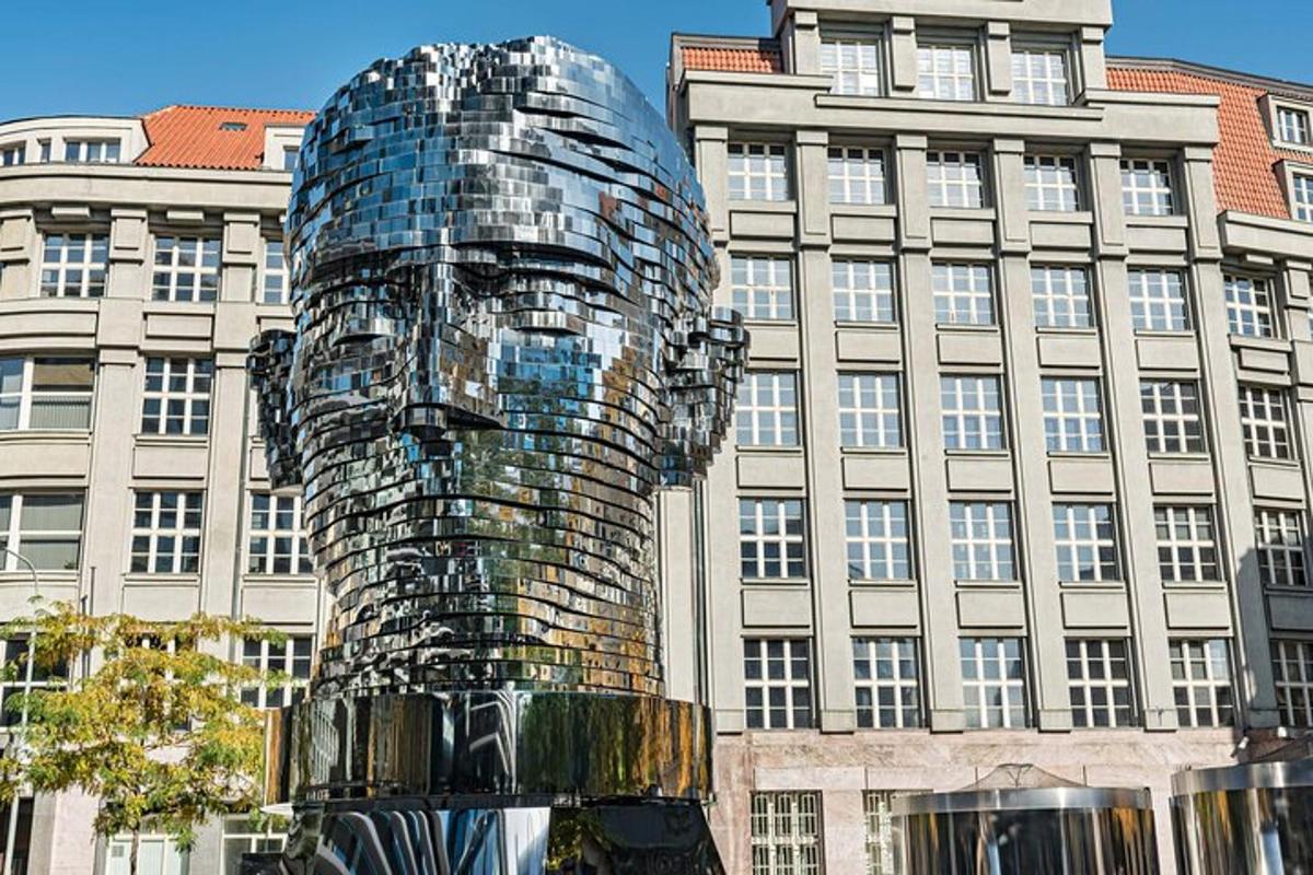 uma estátua de cabeça de vidro em frente a um prédio