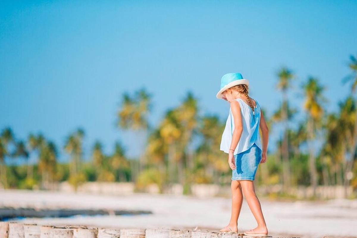una giovane donna che cammina sulla spiaggia