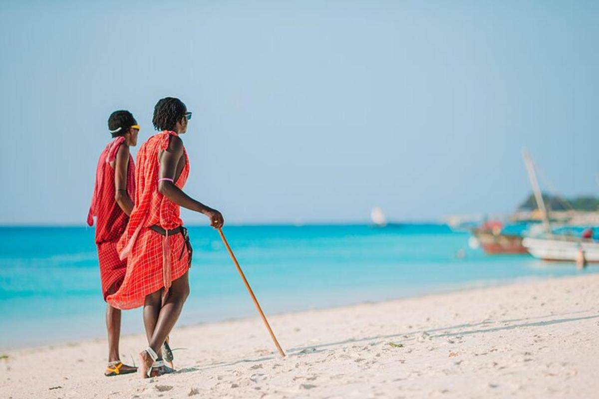 due donne che camminano sulla spiaggia con un bastone