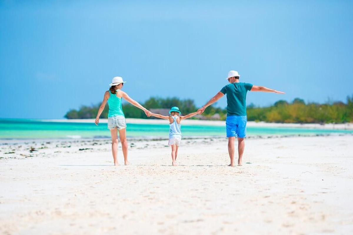 una famiglia che cammina sulla spiaggia