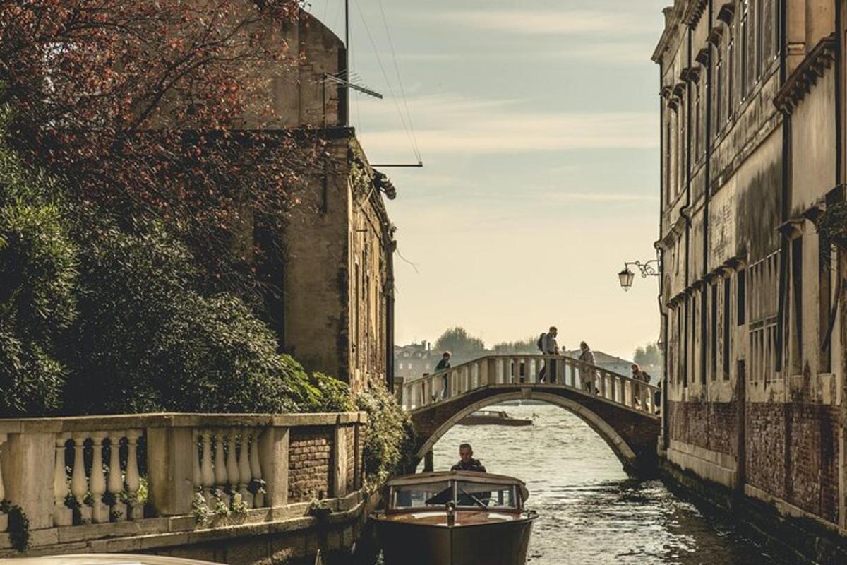 una barca in un canale di fronte a un ponte