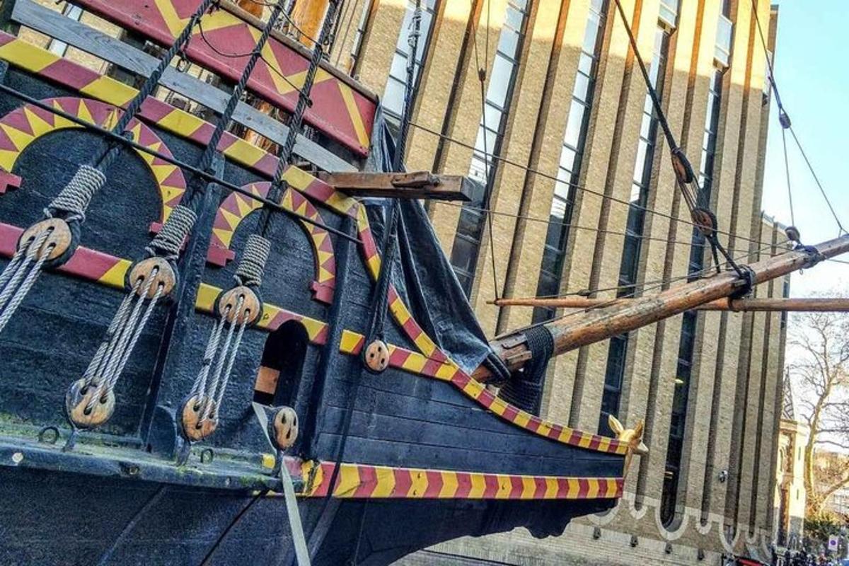 Un grupo de instrumentos musicales colgados del costado de un edificio.