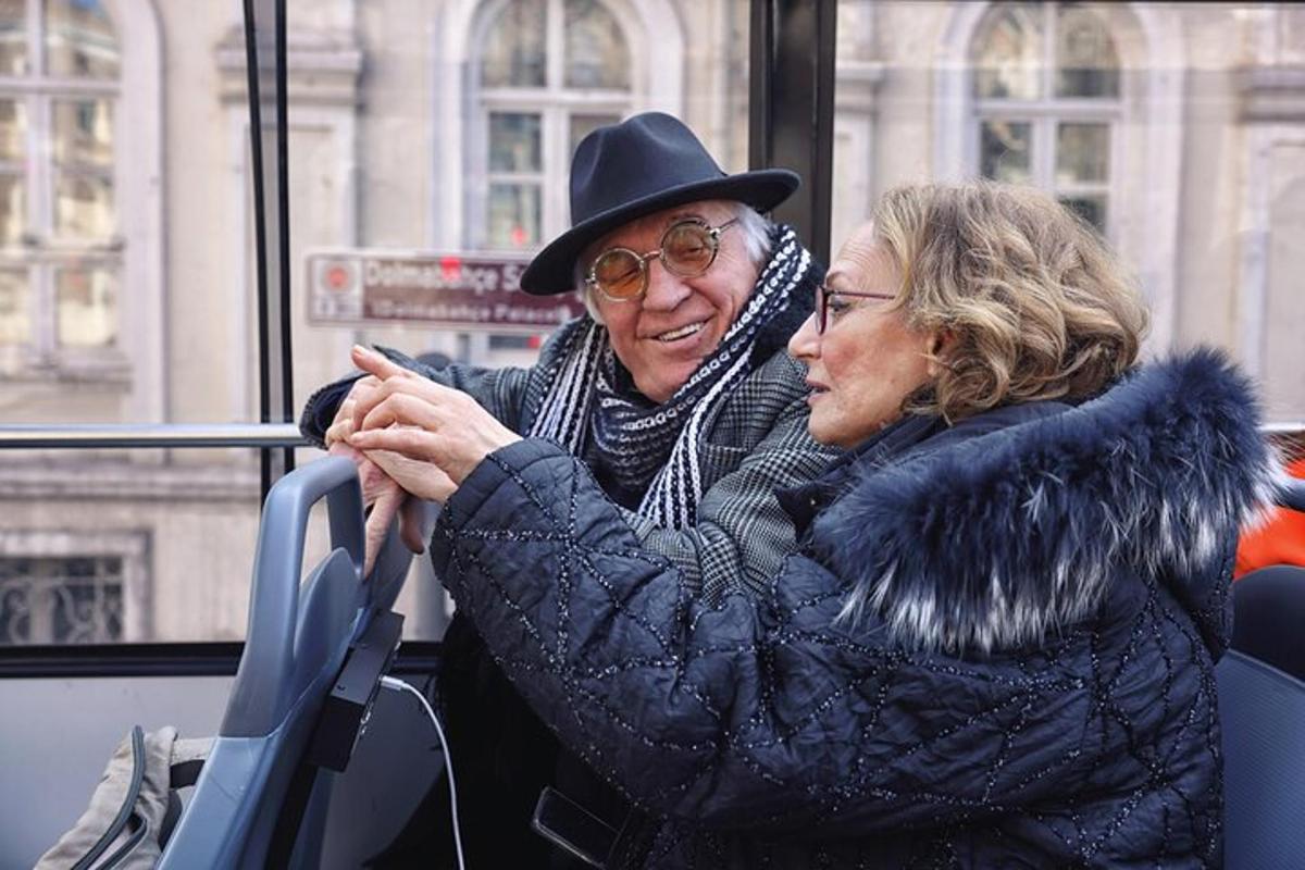 kaks vanemat naist istuvad bussis
