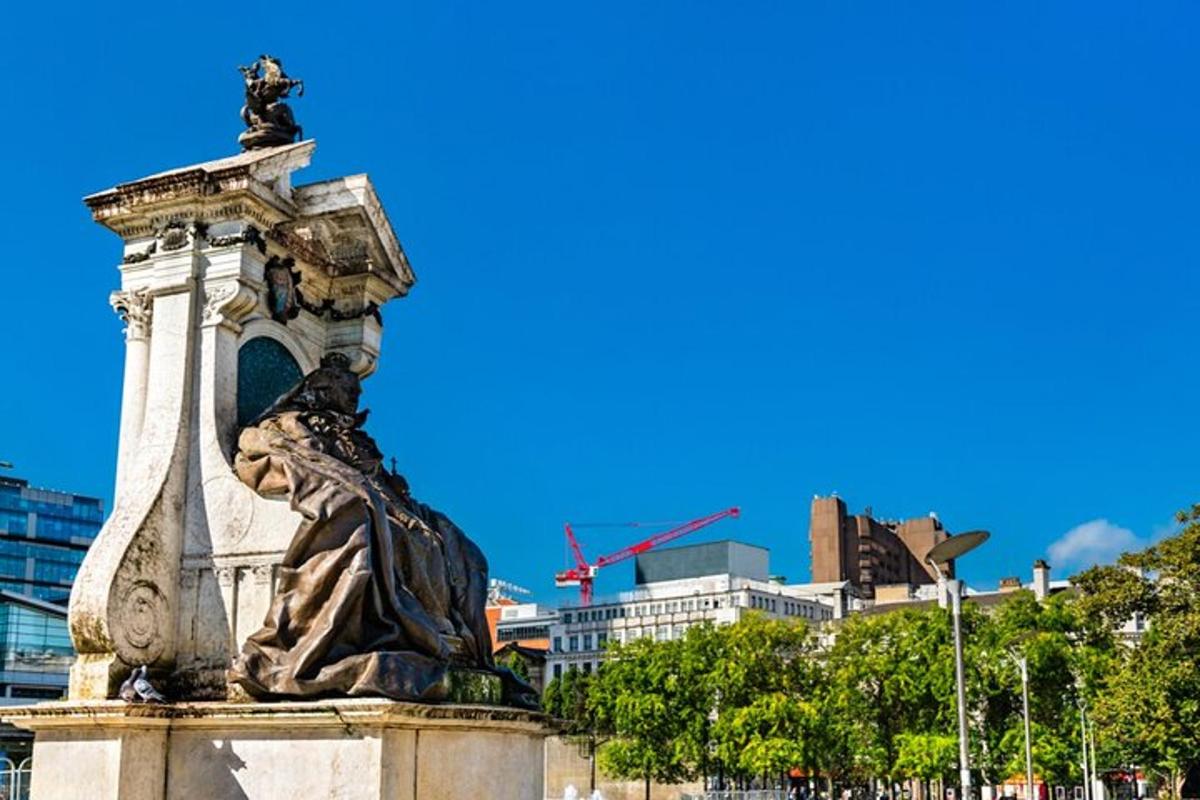 socha ženy sedící na vrcholu monumentu
