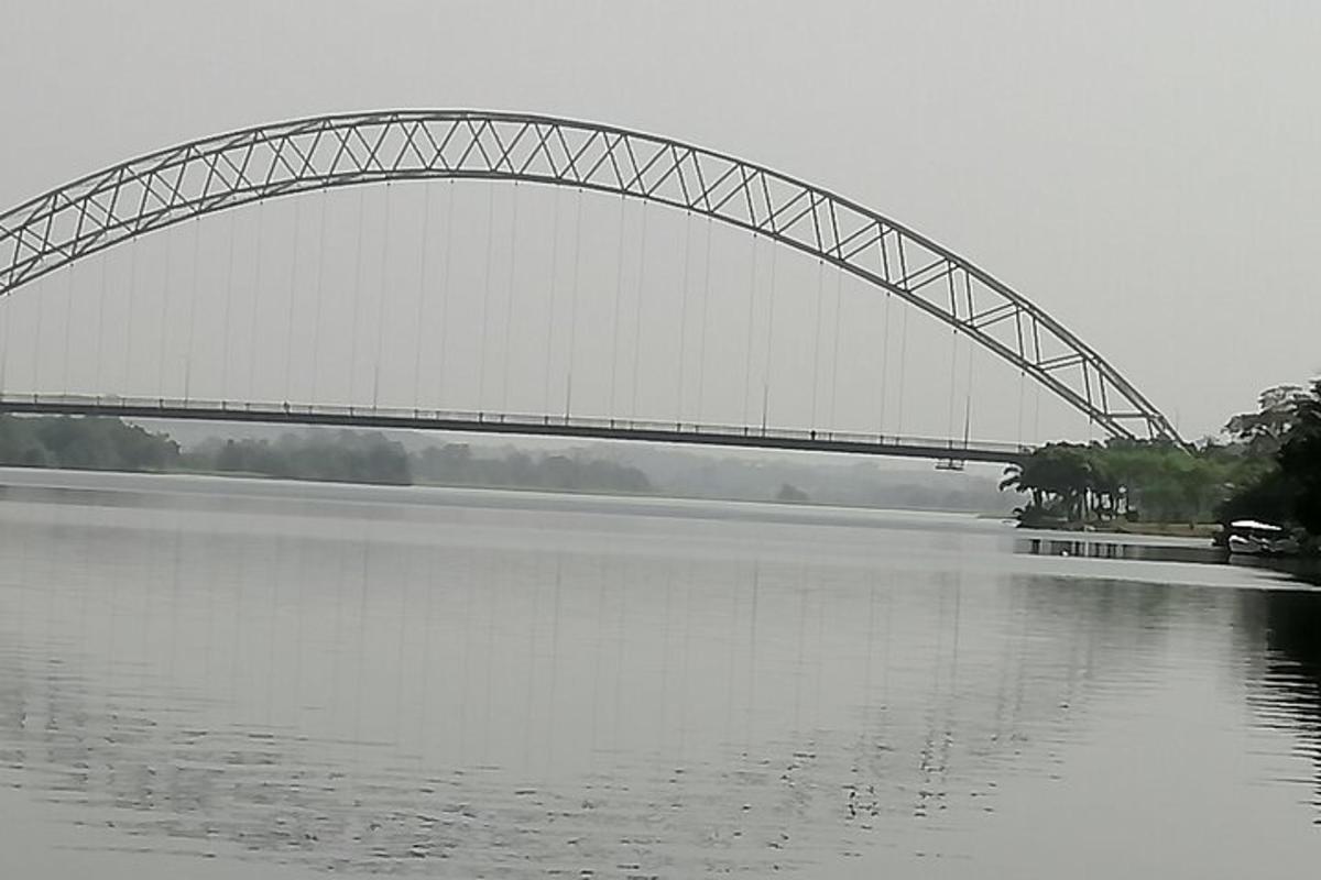 un puente sobre una gran masa de agua