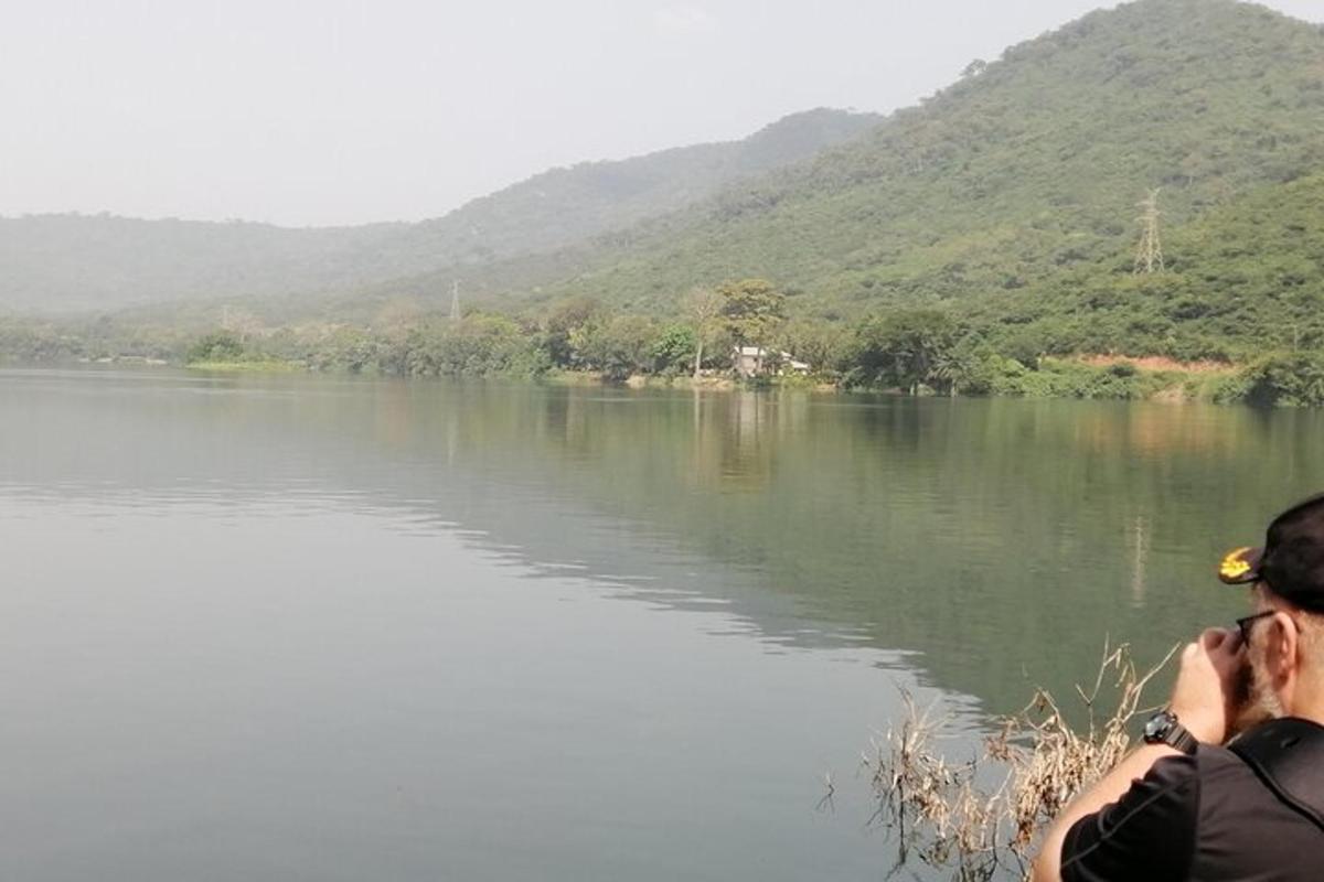 una persona tomando una fotografía de un río