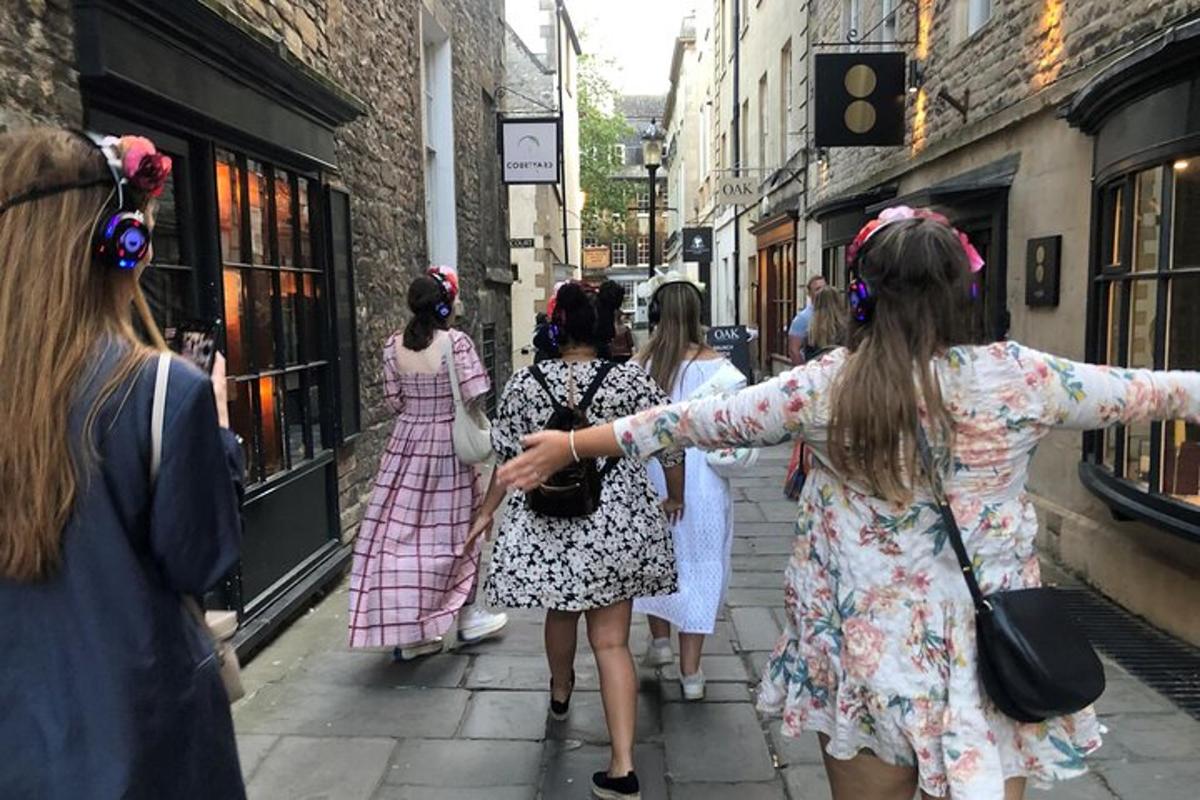 un gruppo di ragazze che camminano lungo una strada