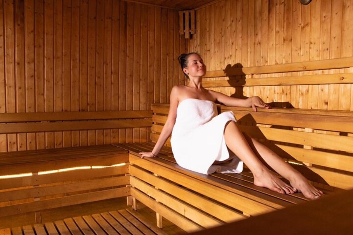 Una mujer está sentada en una sauna.