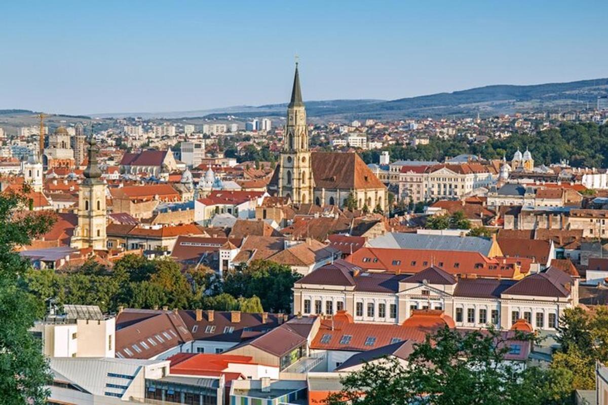widok miasta z budynkami i kościołem