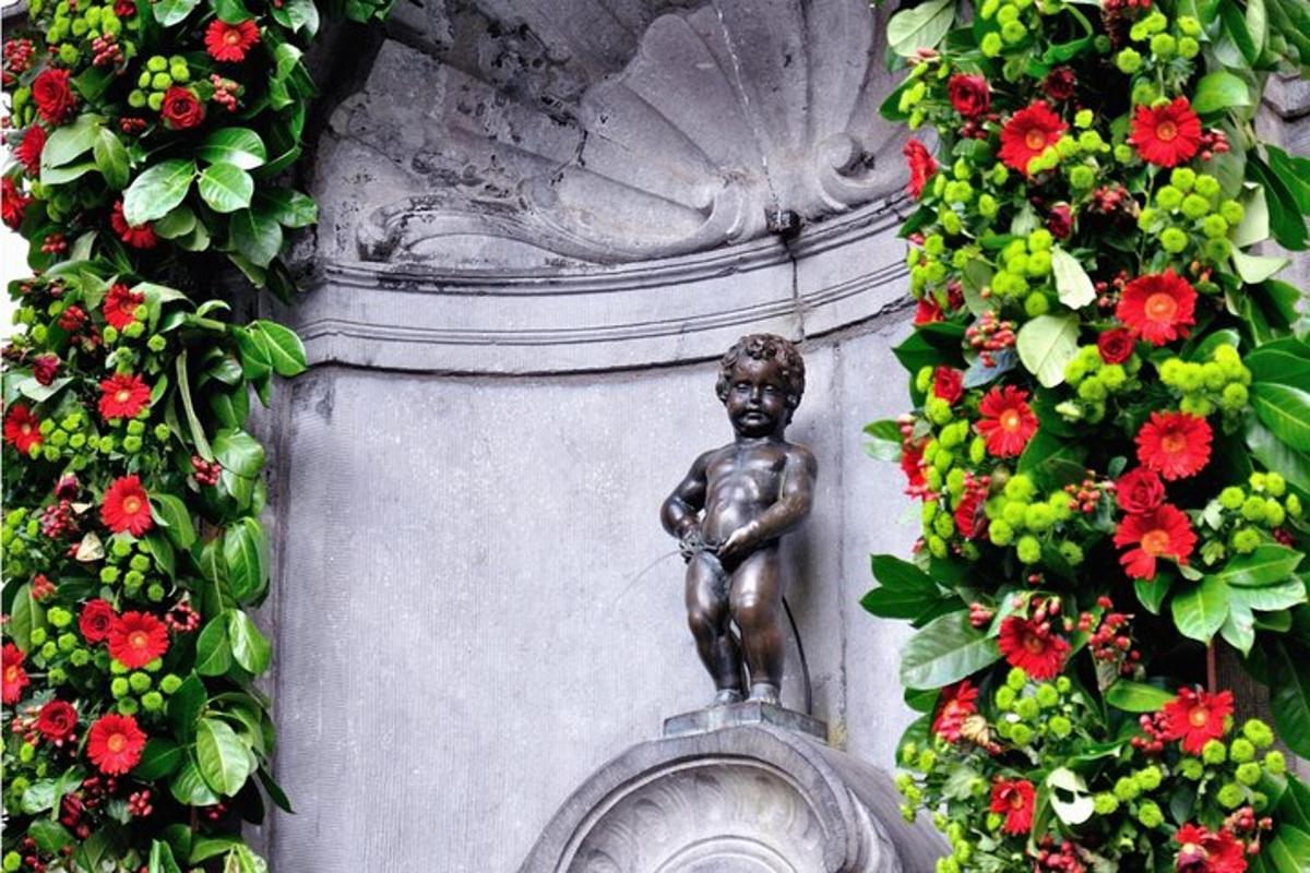 una estàtua d'un nen assegut a sobre d'una font
