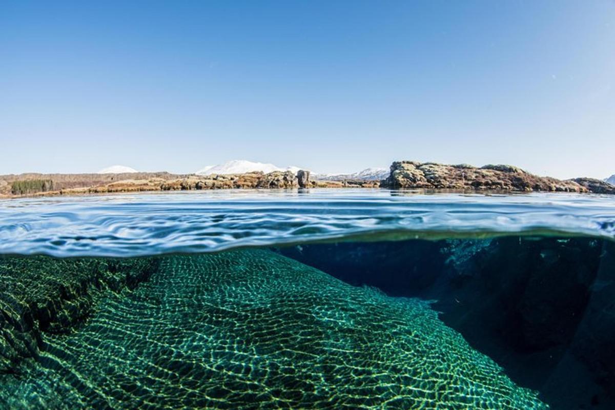 pogled na ocean izpod vode