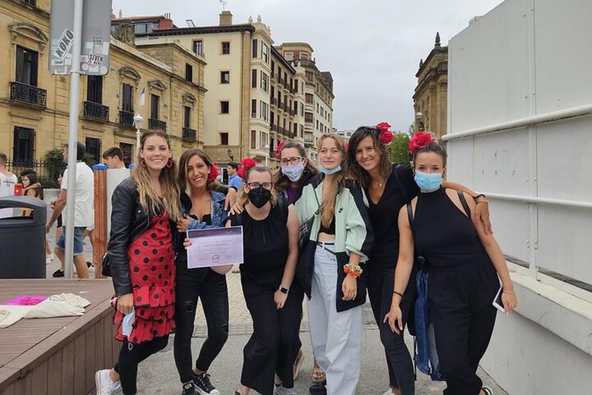 eine Gruppe maskierter Frauen geht eine Straße entlang