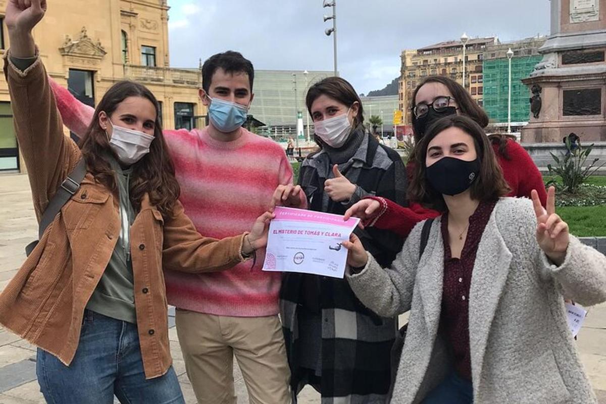 um grupo de pessoas usando máscaras e segurando um papel