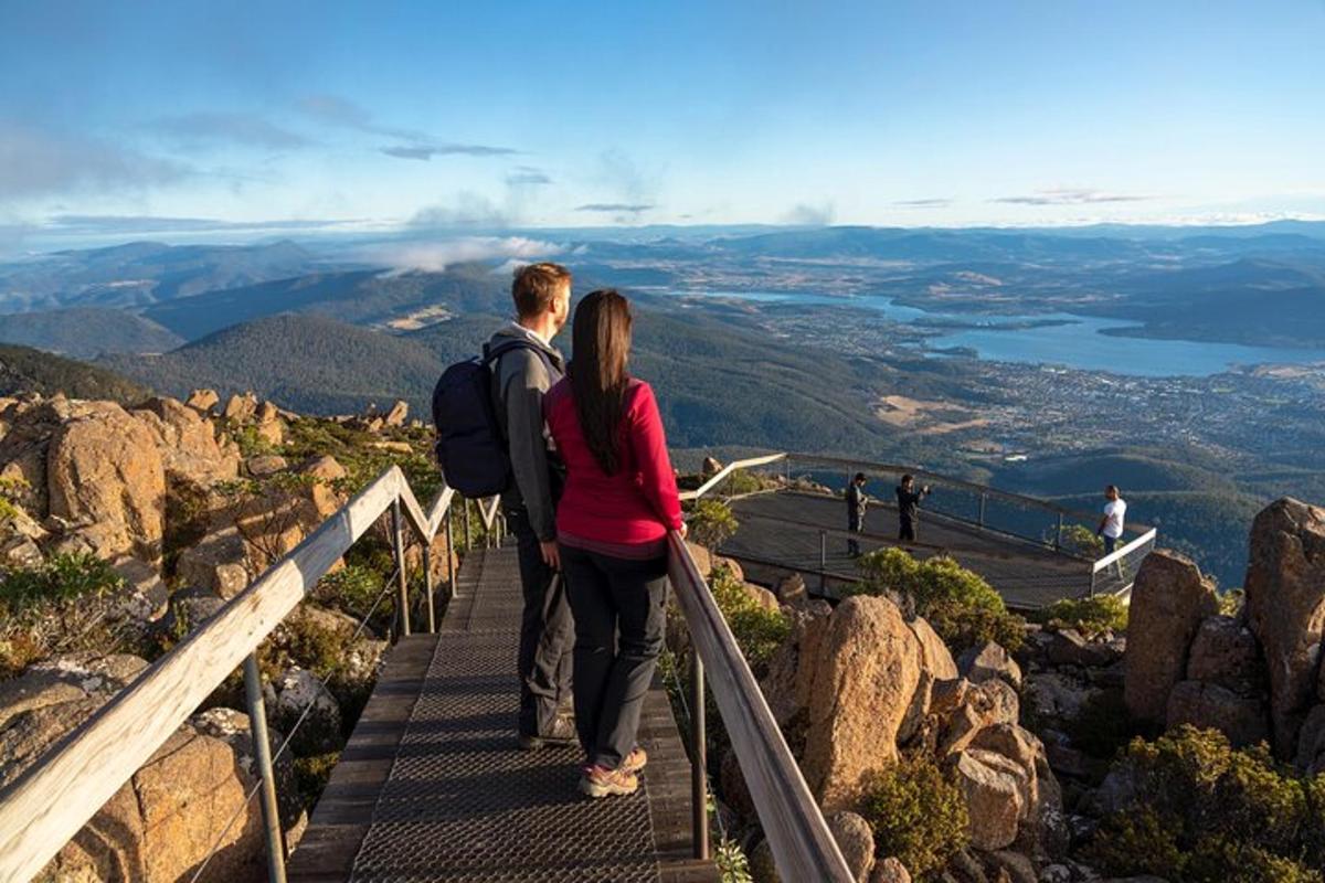 un uomo e una donna in piedi su una scalinata di una montagna