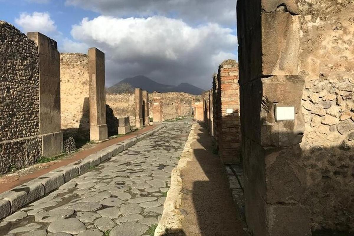 una strada vuota tra le rovine di un edificio