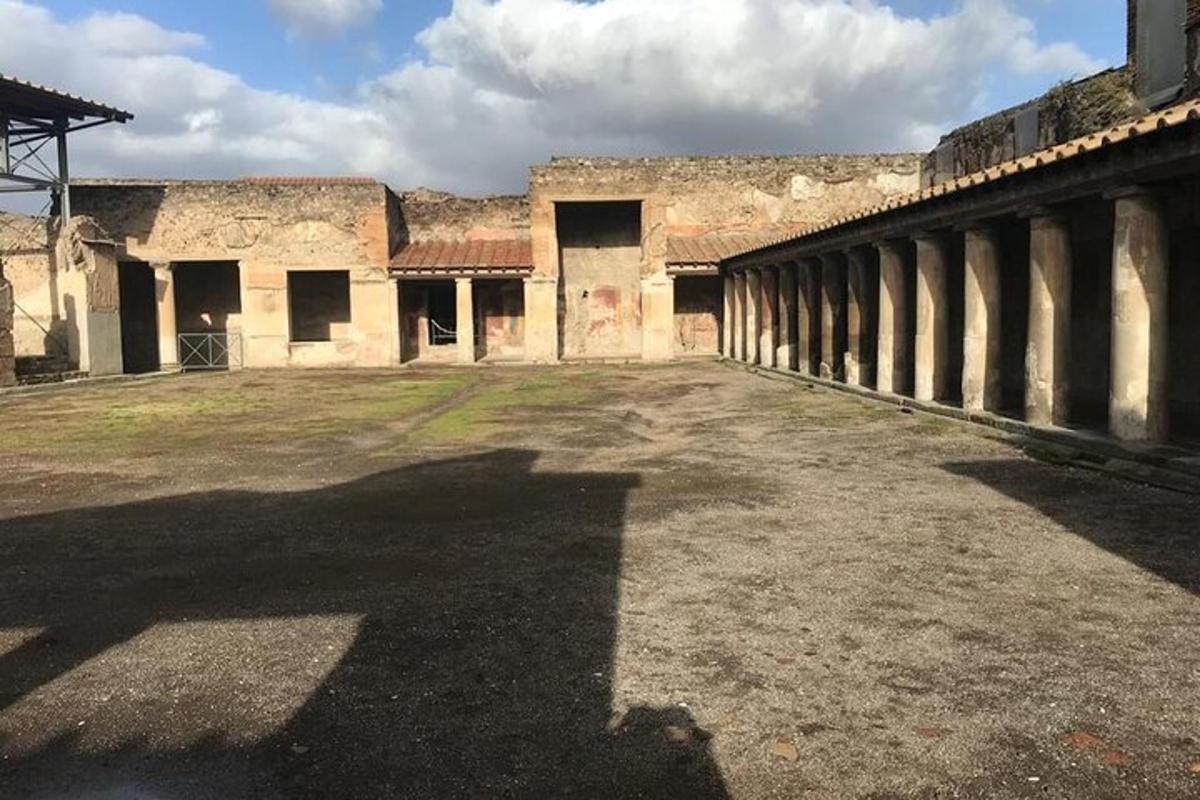 un cortile vuoto di un vecchio edificio