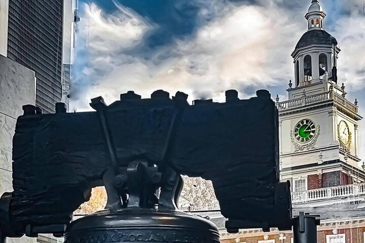 budova s hodinovou věží s hodinovou věží
