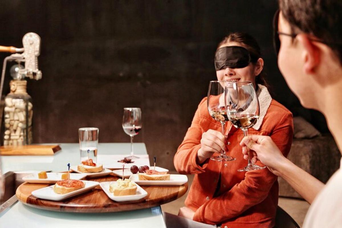 egy nő ül egy asztalnál borospohárral