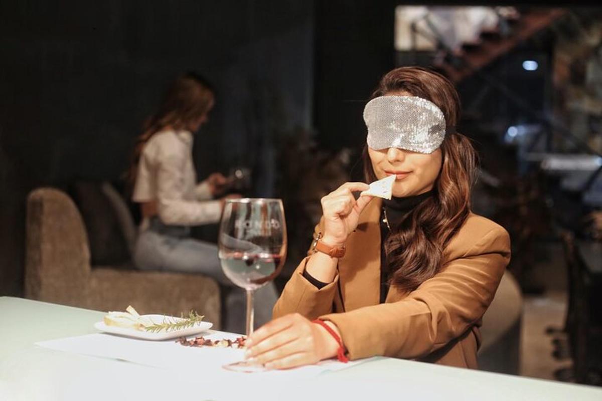 o femeie așezată la o masă cu un șervețel pe cap