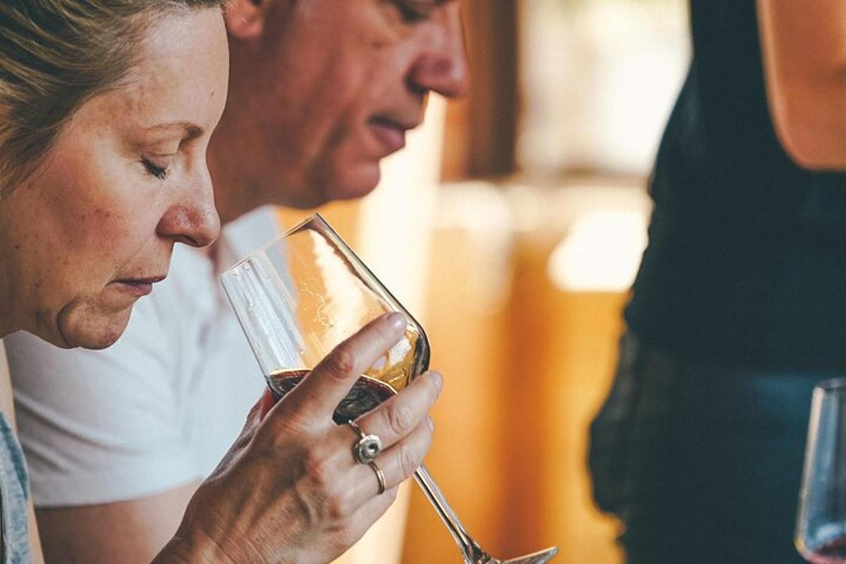 una donna sta guardando un bicchiere di vino