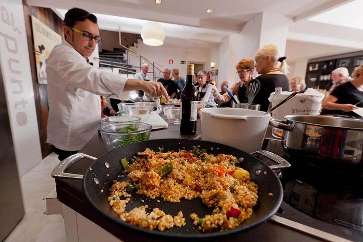 un uomo in piedi in cucina con un piatto di cibo