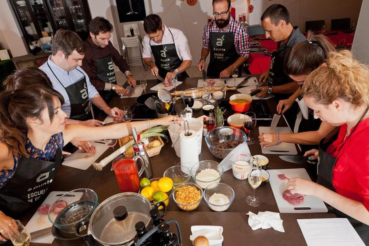 un gruppo di persone in piedi attorno a un tavolo che prepara il cibo