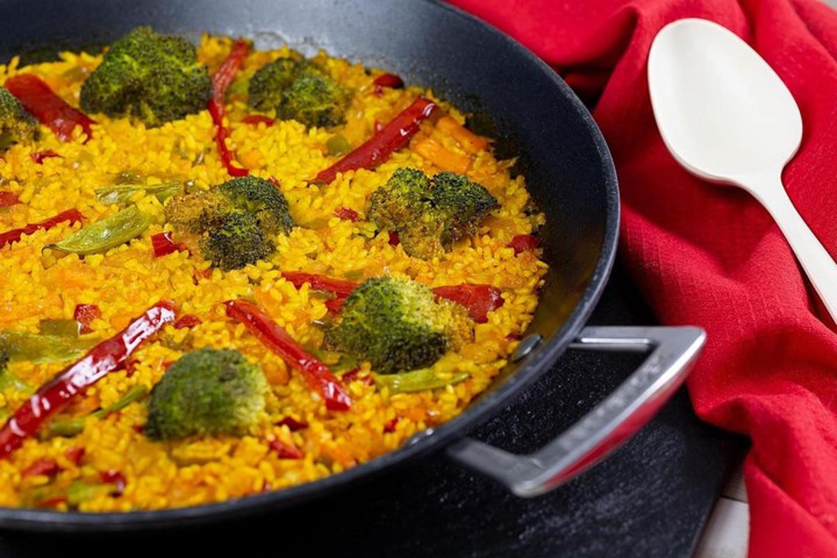 una padella piena di riso e broccoli su un tavolo