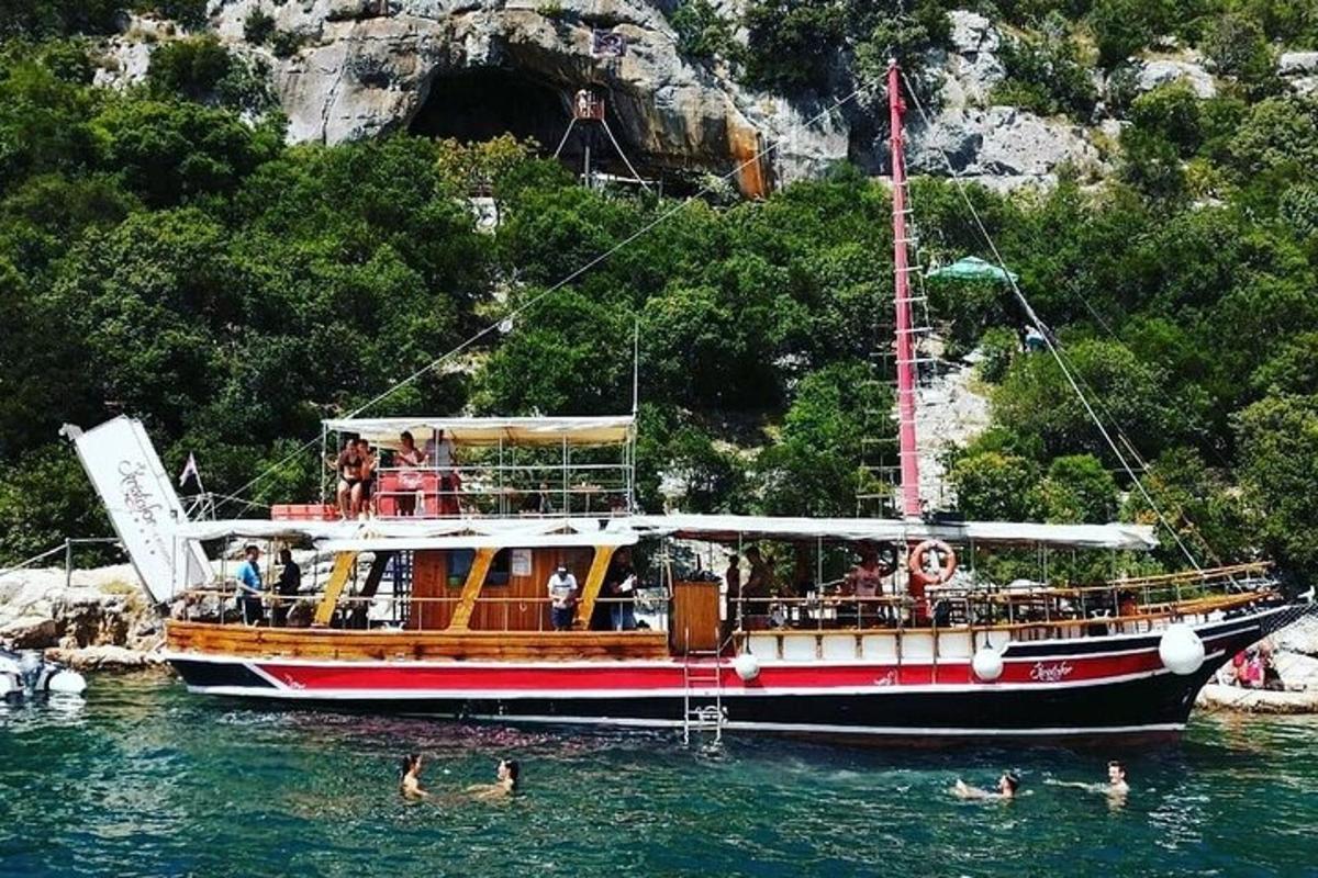 una barca in acqua con persone a bordo