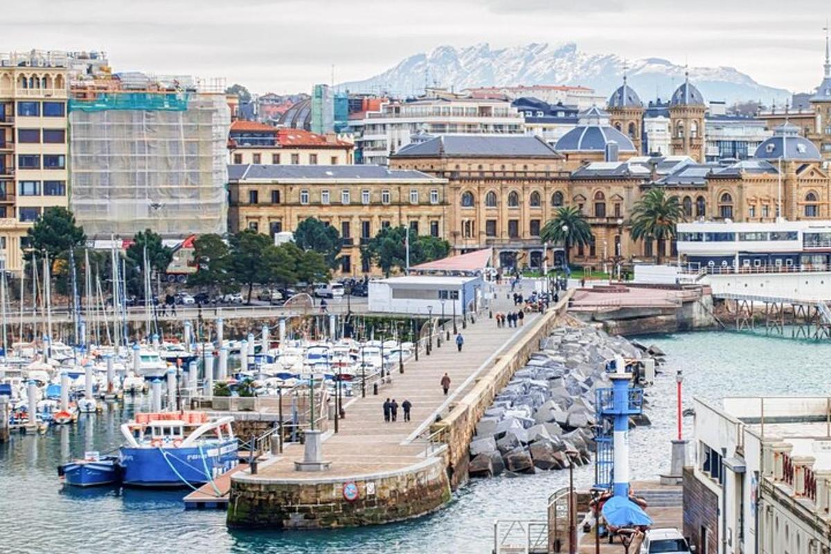 uma marina em uma cidade com barcos na água