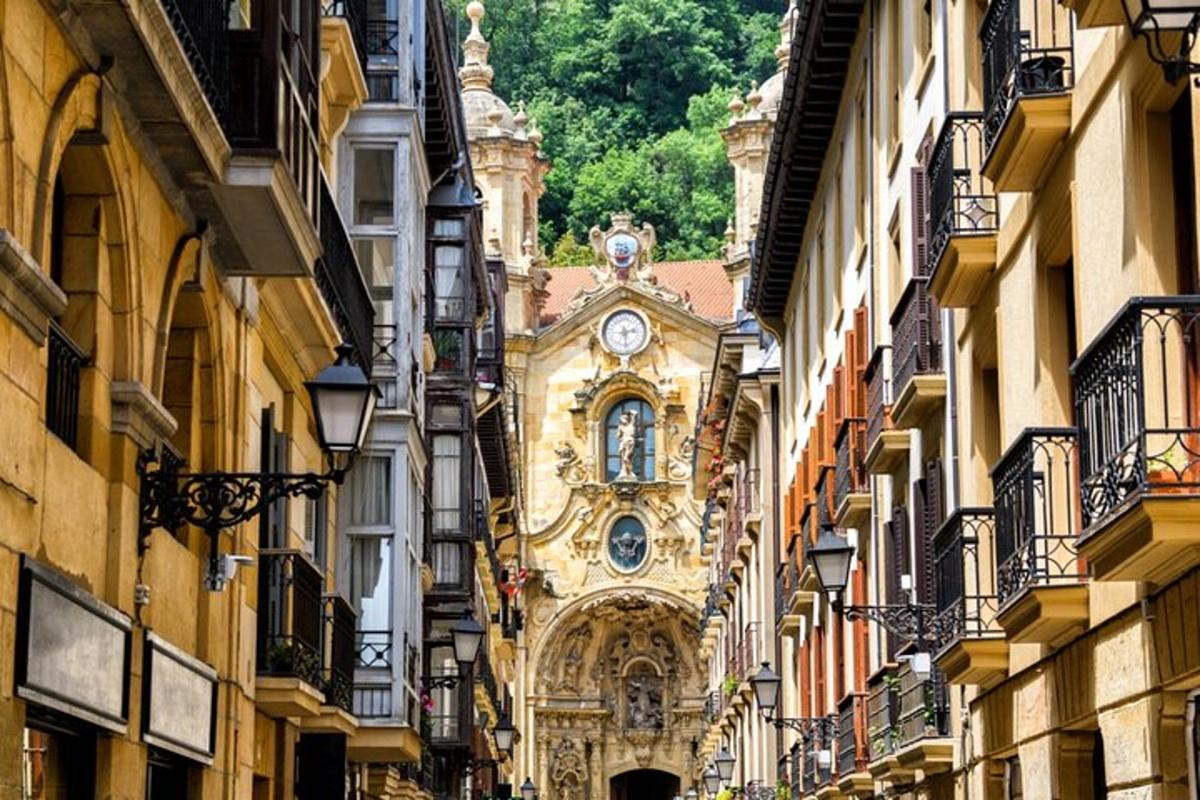 un edifici amb una torre de rellotge al mig d'un carrer