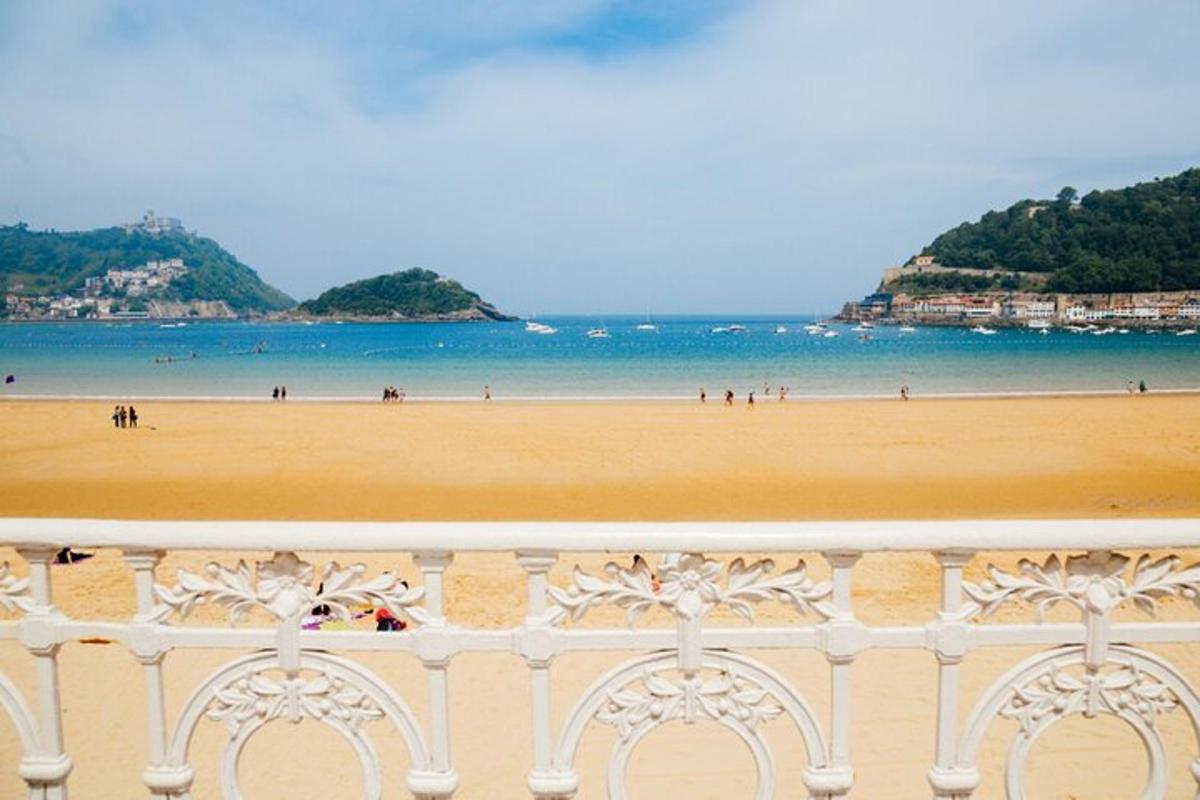 uma vista da praia da varanda de um prédio