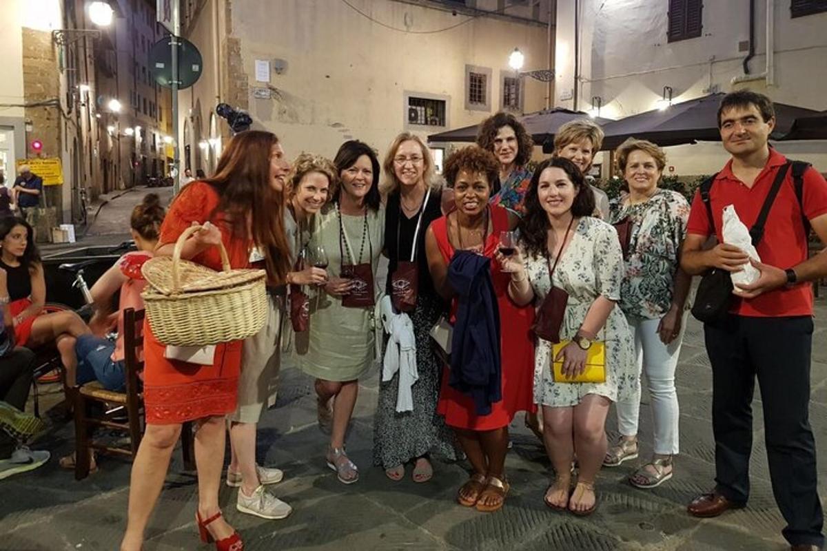 μια ομάδα ανθρώπων που ποζάρουν για μια φωτογραφία σε έναν δρόμο