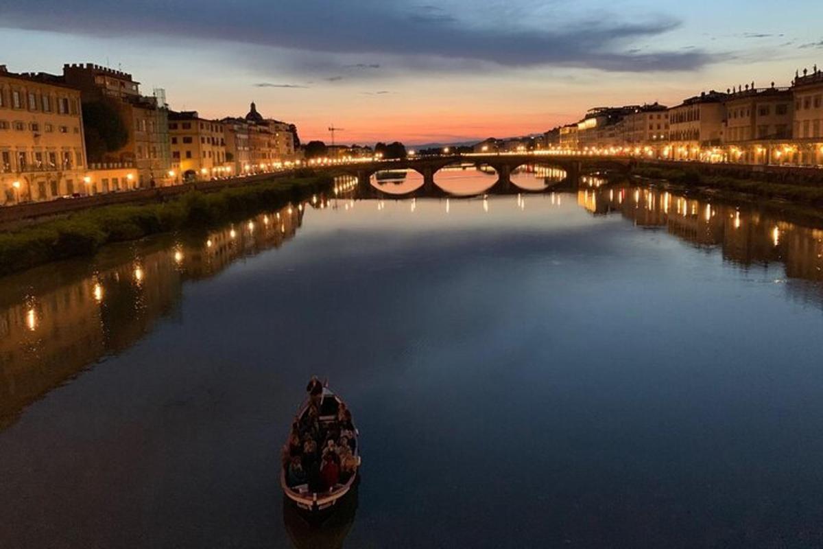 łódź na rzece w mieście nocą