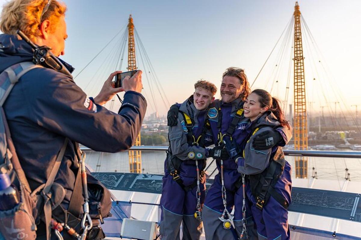 un gruppo di persone in piedi su una barca che scatta una foto
