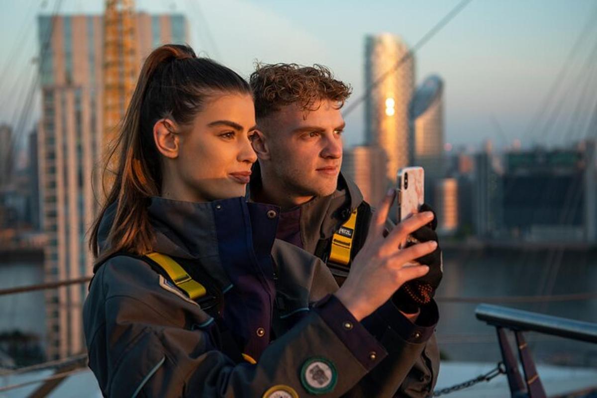 un uomo e una donna che guardano un cellulare