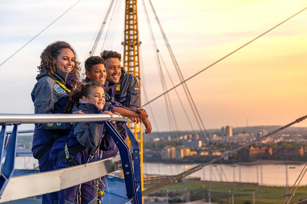 un gruppo di bambini in piedi sulla cima di una nave pirata