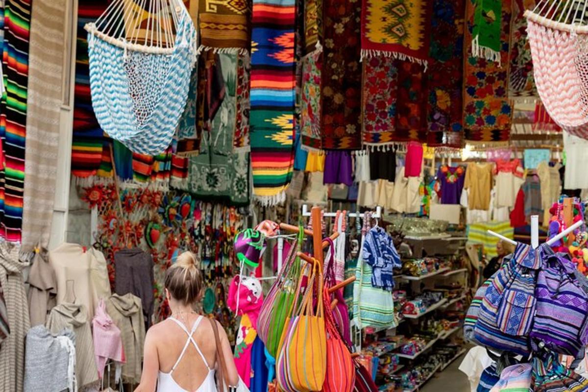 eine Frau, die mit Kleidung und Handtaschen durch einen Markt geht