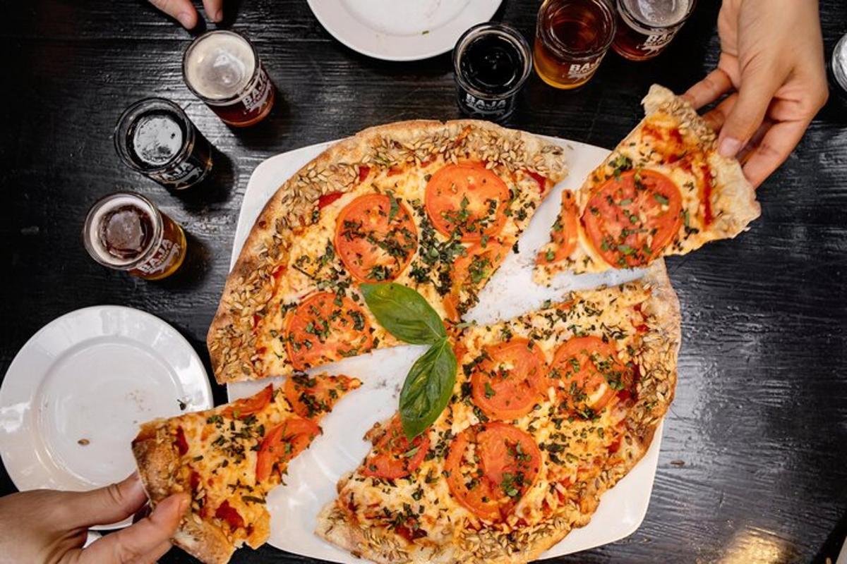 stůl se dvěma pizzami na něm
