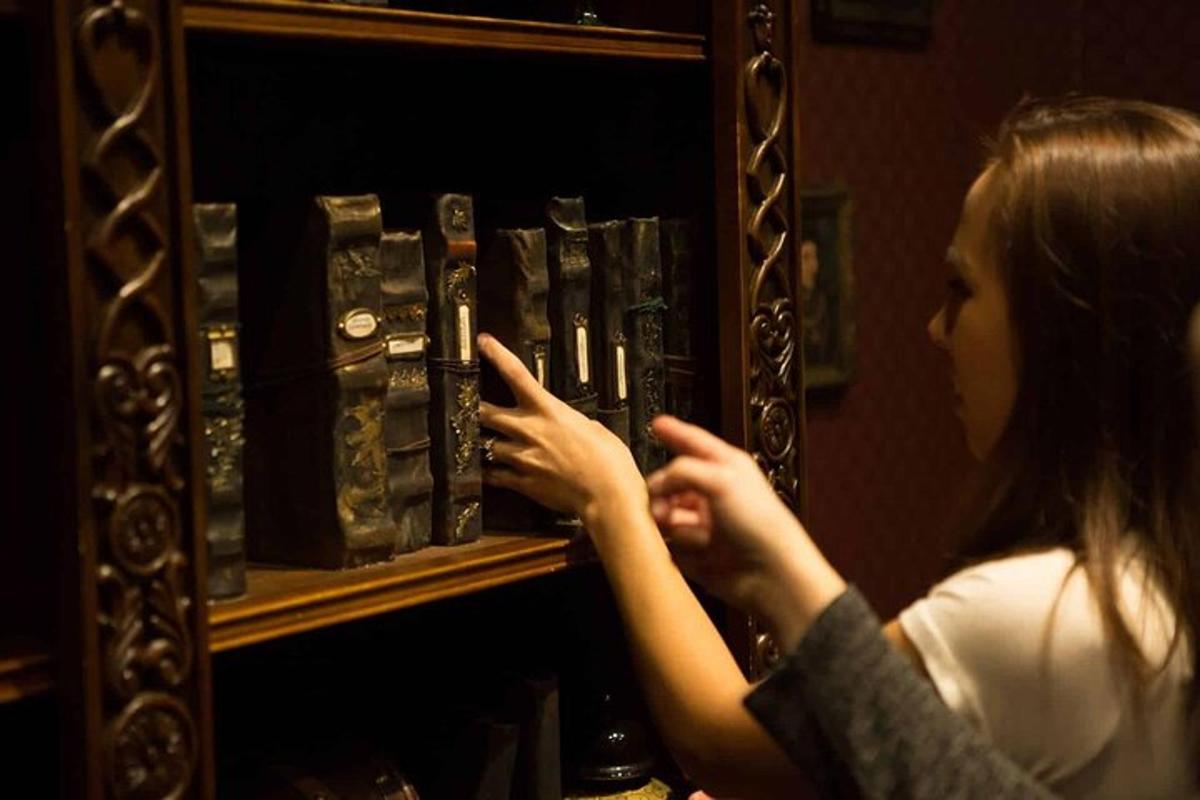una donna sta guardando i libri su uno scaffale