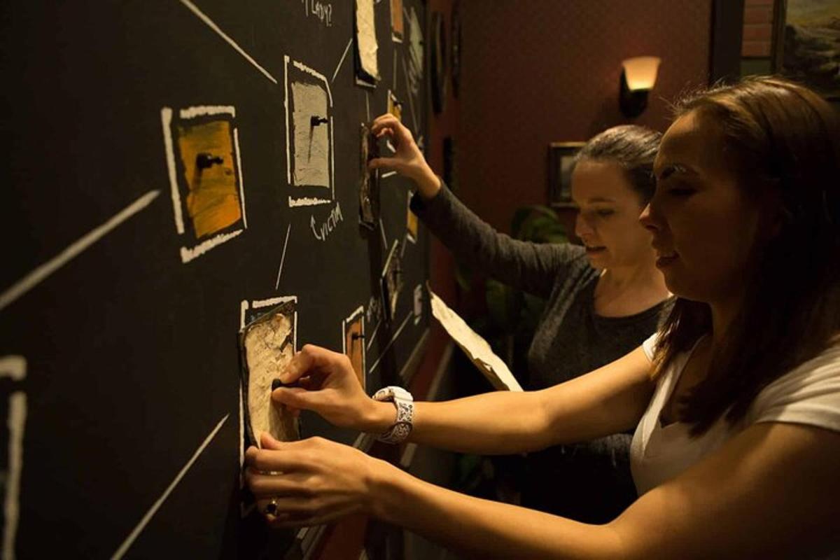 due donne stanno scrivendo su una lavagna